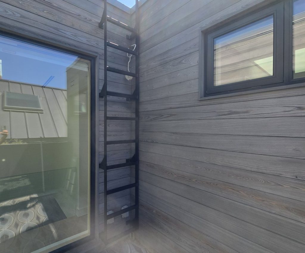 cage-ladders-roof-access-wall-ladder