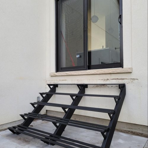 how to build deck stairs